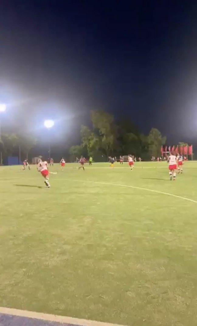 Partido de hockey siete bajo los reflectores del Colegio Stella Maris