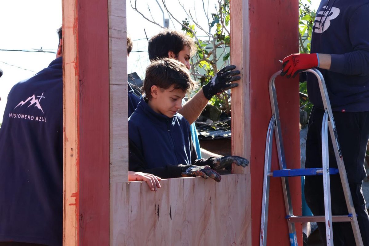 Voluntarios del Misionero Azul levantando una vivienda de madera