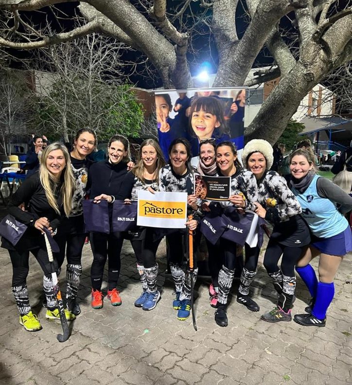Equipo de jugadoras posando con el trofeo de su categoría